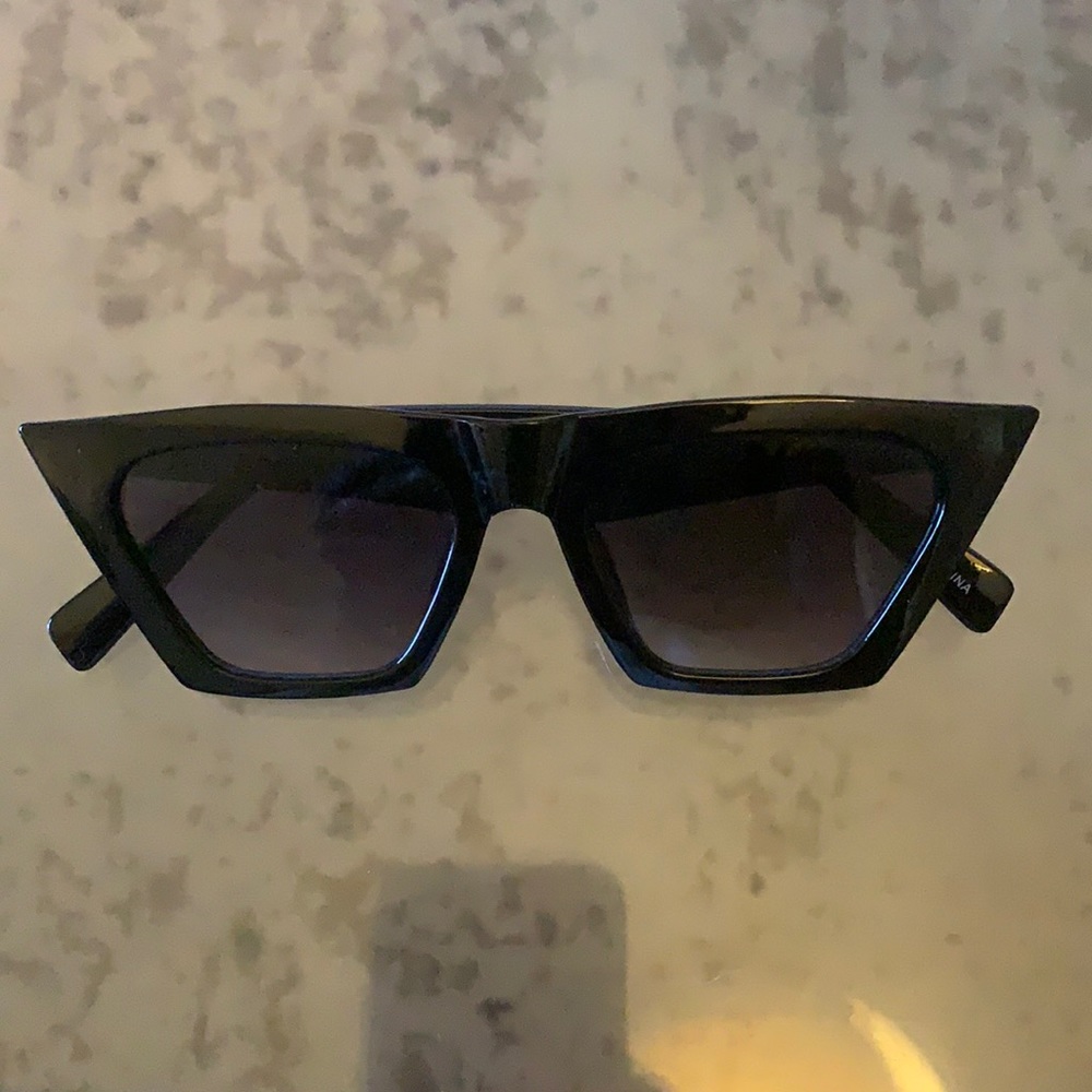 Black sunnies in Saint Laurent style